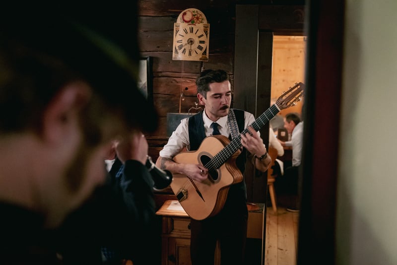 Cosmin Gherman an der Manouche Jazz Gitarre.