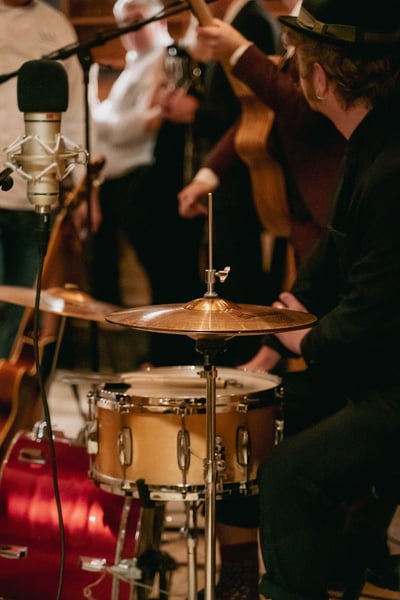 Benjamin Klug an den Percussions.